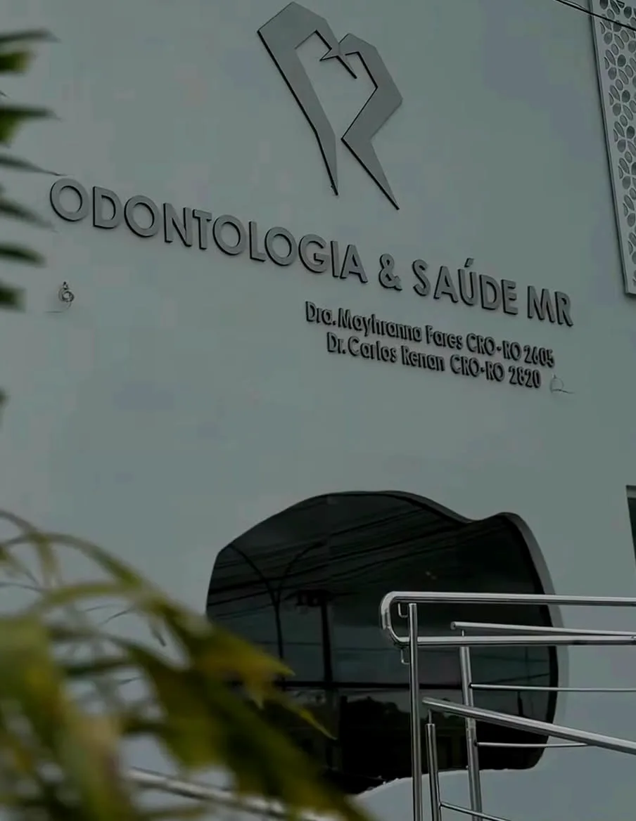 Fachada da Odontologia e saúde MR, com o emblema MR na parede e a identificação da clínica